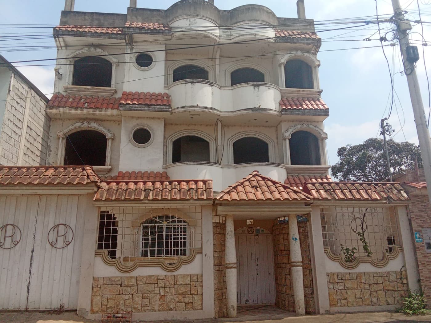 Casa de tres pisos en el Barrio Teniente Hugo Ortiz
