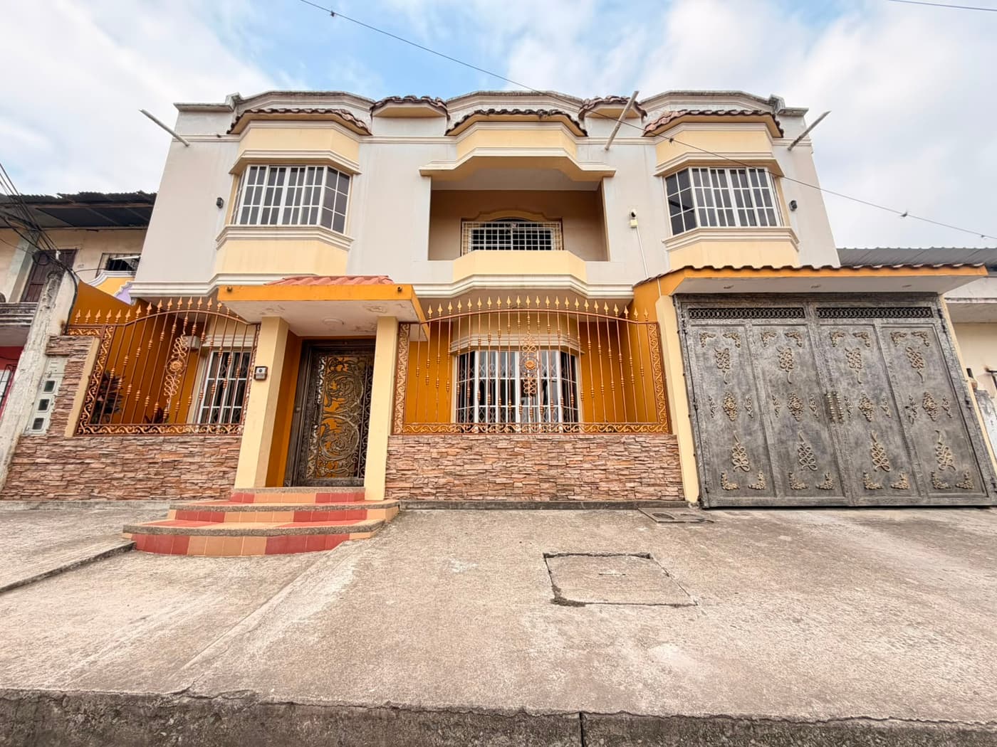 Casa de dos pisos en el Barrio Atahualpa